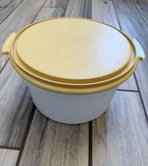 Vintage Tupperware Harvest Gold Cake Taker Round Carrier 683 & 684